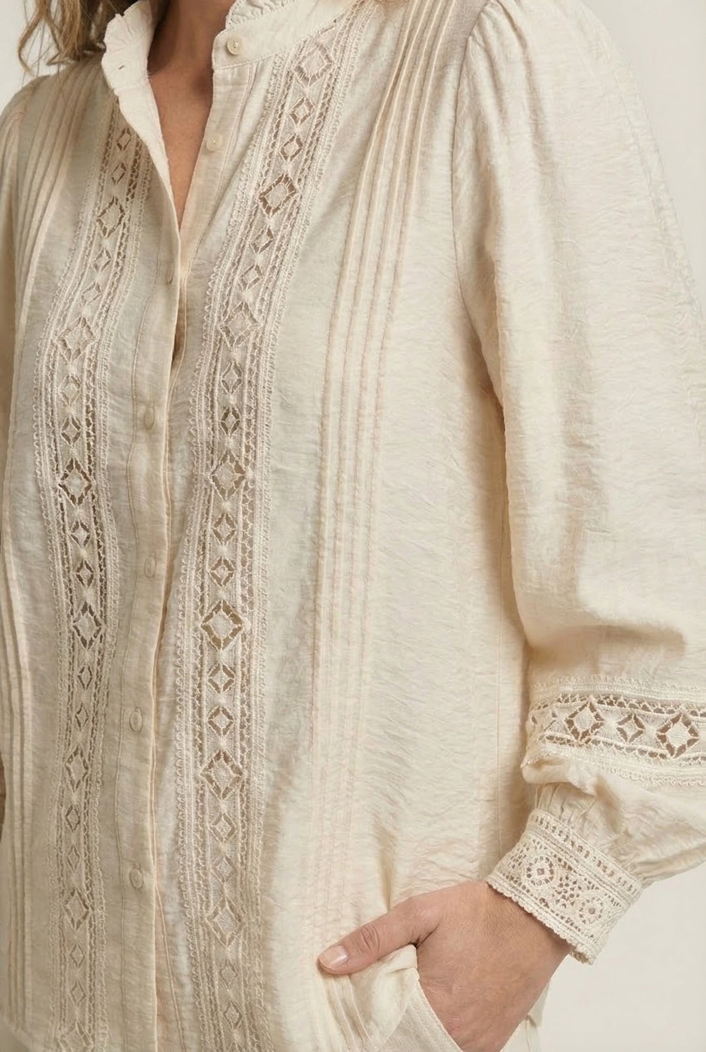 Camisa beige de manga larga para mujer con bordados y encaje, estilo primavera casual