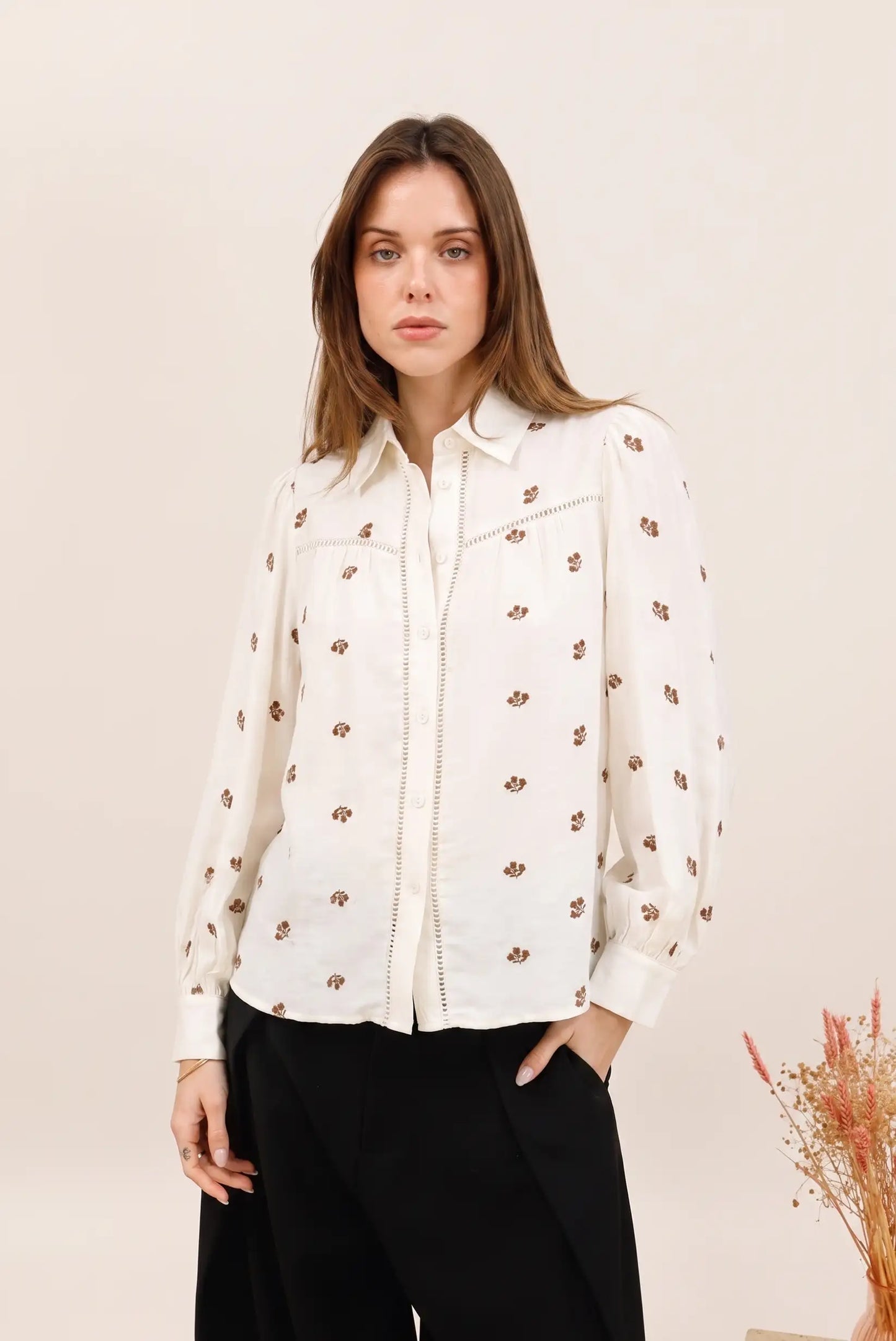 Blusa blanca con estampado floral y detalles bordados, ideal para moda femenina elegante