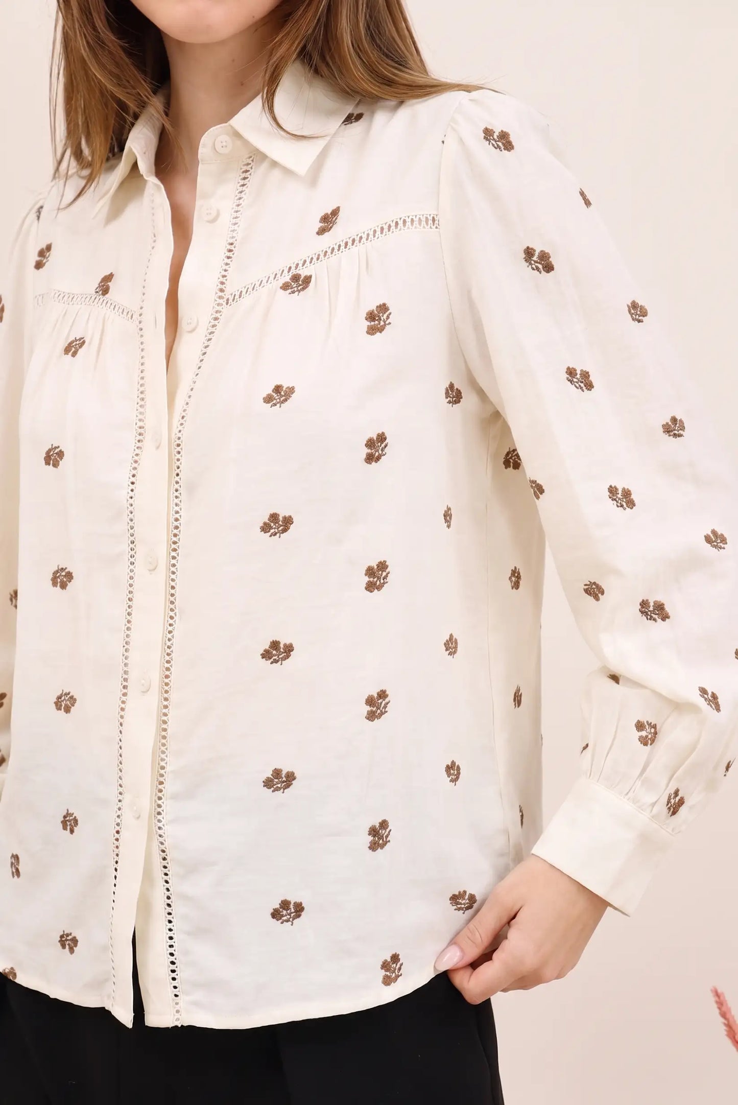 Camisa blanca con bordado floral marrón, manga larga y detalles de encaje, ideal para moda femenina