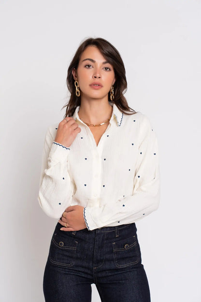 Camisa blanca mujer algodón bordada corazones azul cuello festoneado - CHICA del Sur