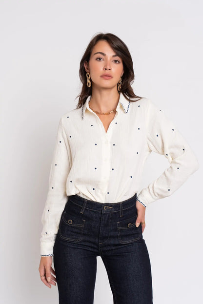Camisa blanca mujer algodón bordada corazones azul cuello festoneado - CHICA del Sur