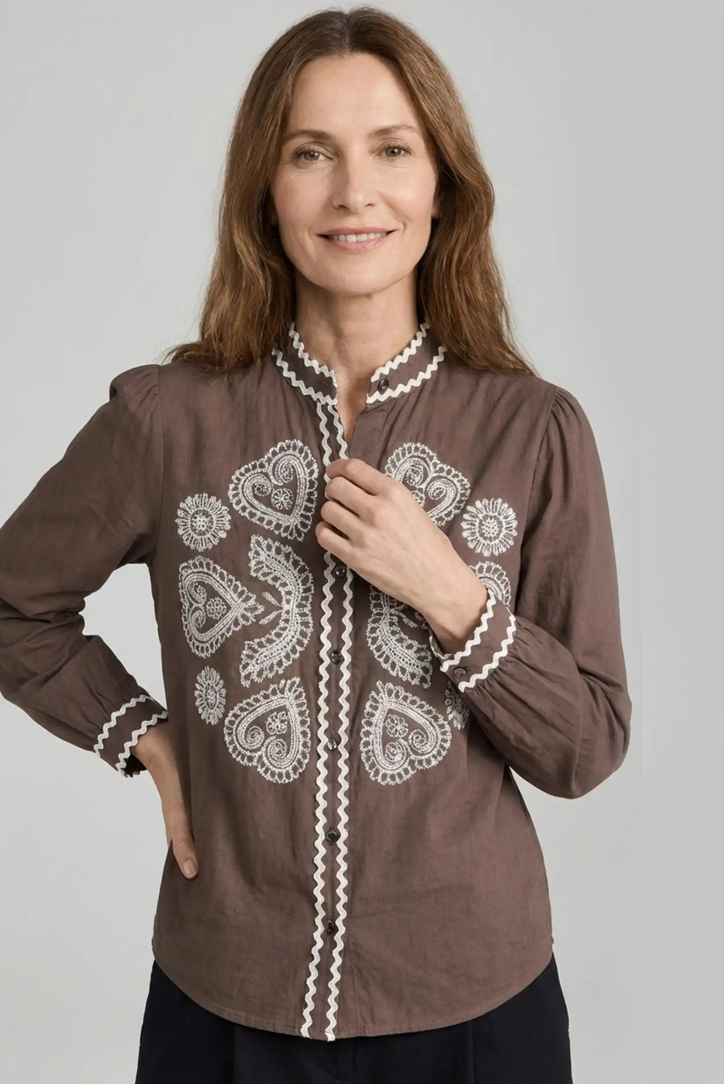 Mujer con camisa marrón chocolate bordada en beige, estilo casual CHICA del Sur