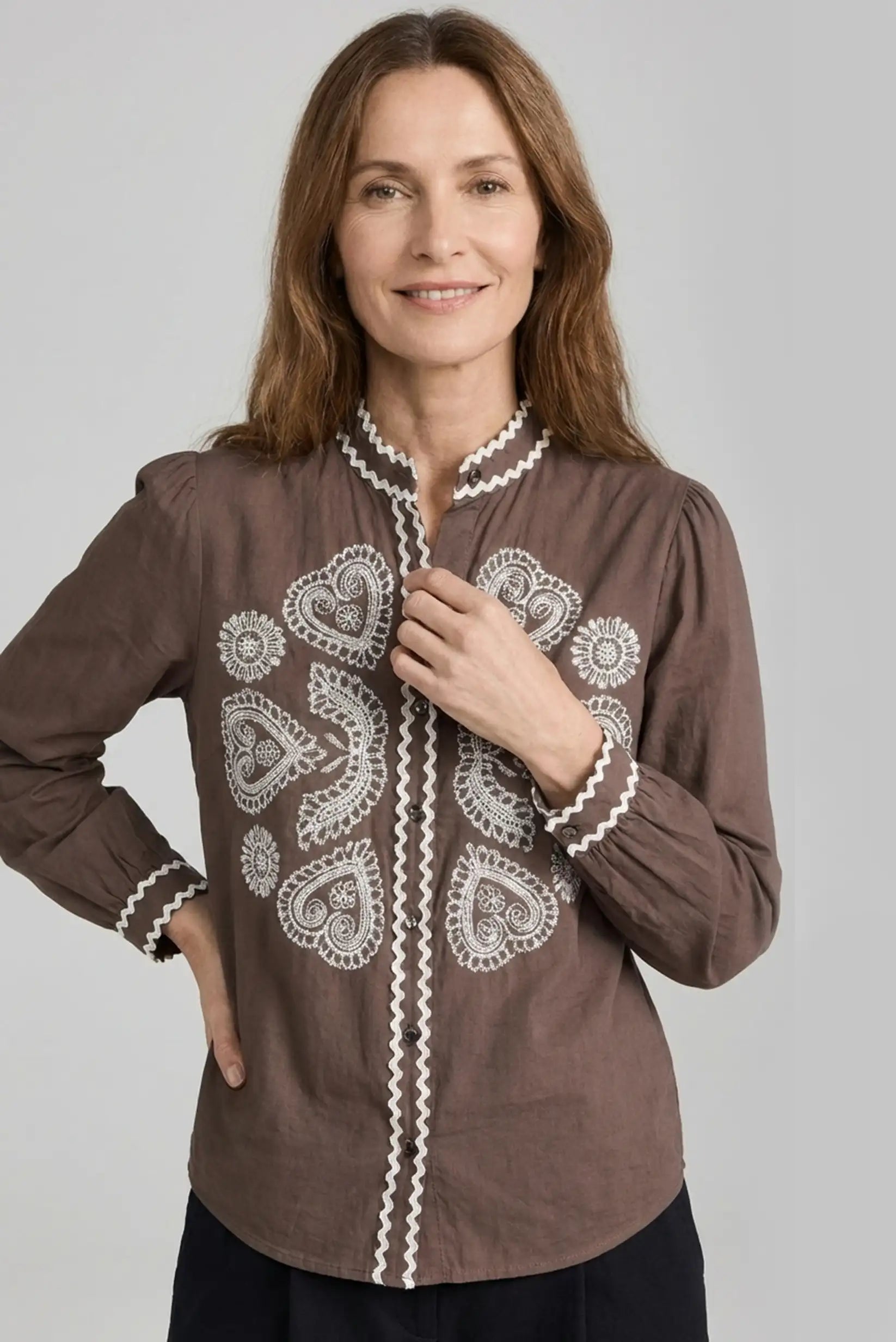 Mujer con camisa marrón chocolate bordada en beige, estilo casual CHICA del Sur