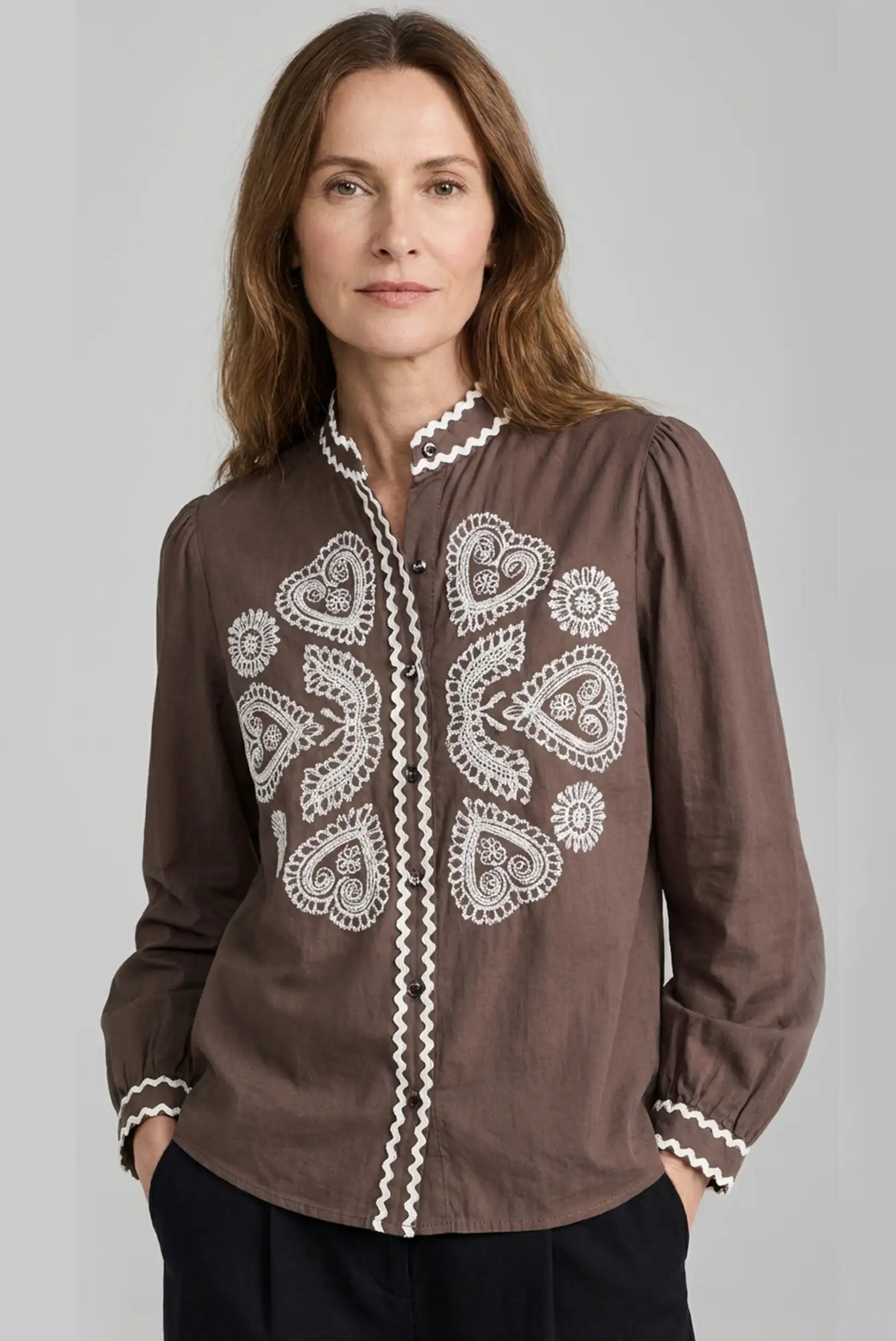 Camisa marrón chocolate bordada en beige, estilo casual femenino CHICA del Sur
