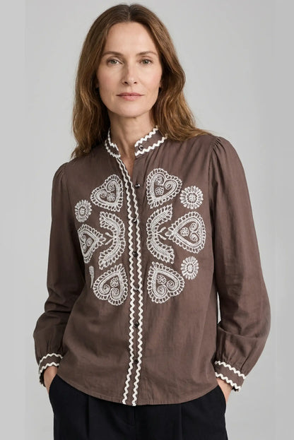 Camisa marrón chocolate bordada en beige, estilo casual femenino CHICA del Sur