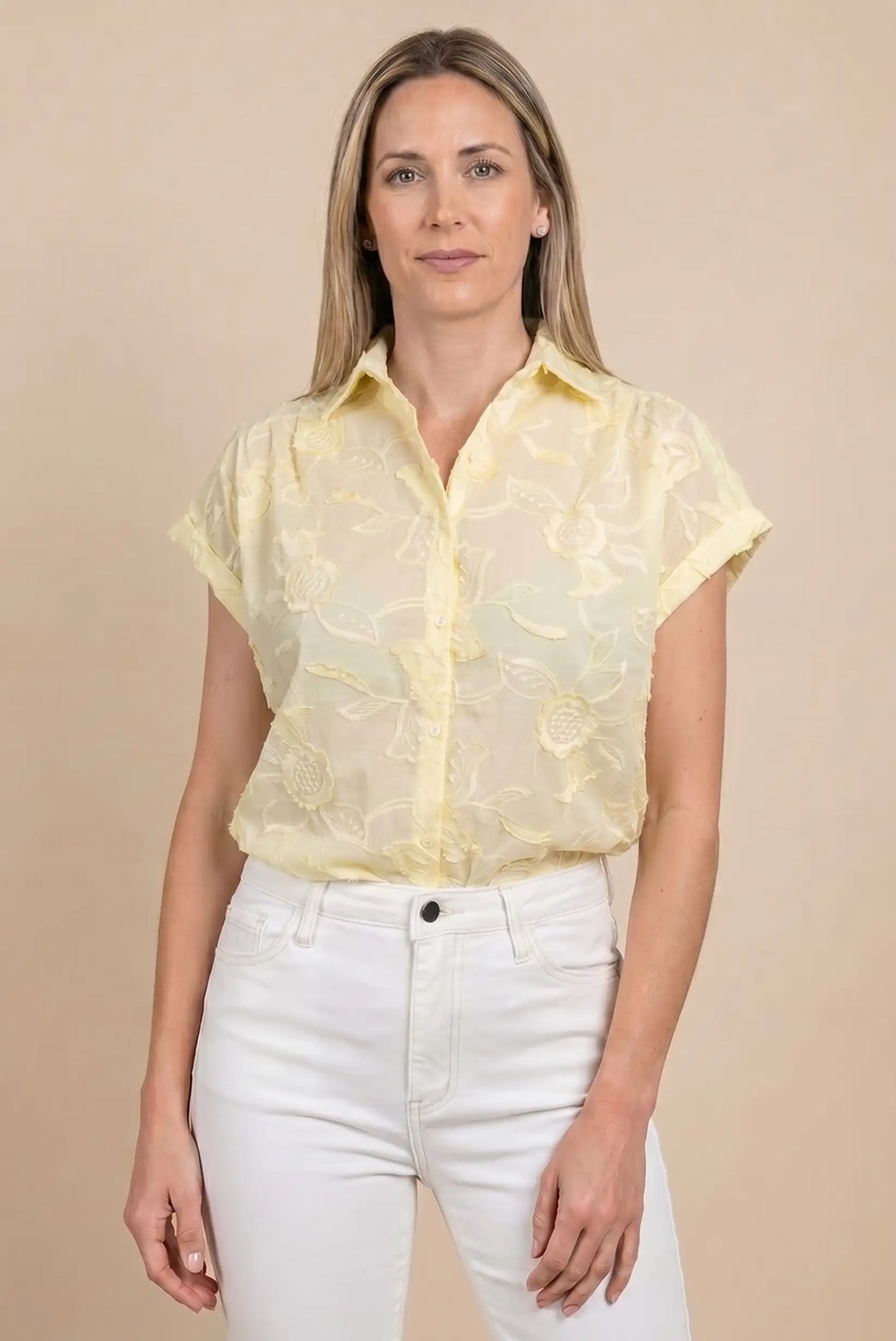 Mujer con camisa amarilla de manga corta y transparencias florales, look primaveral