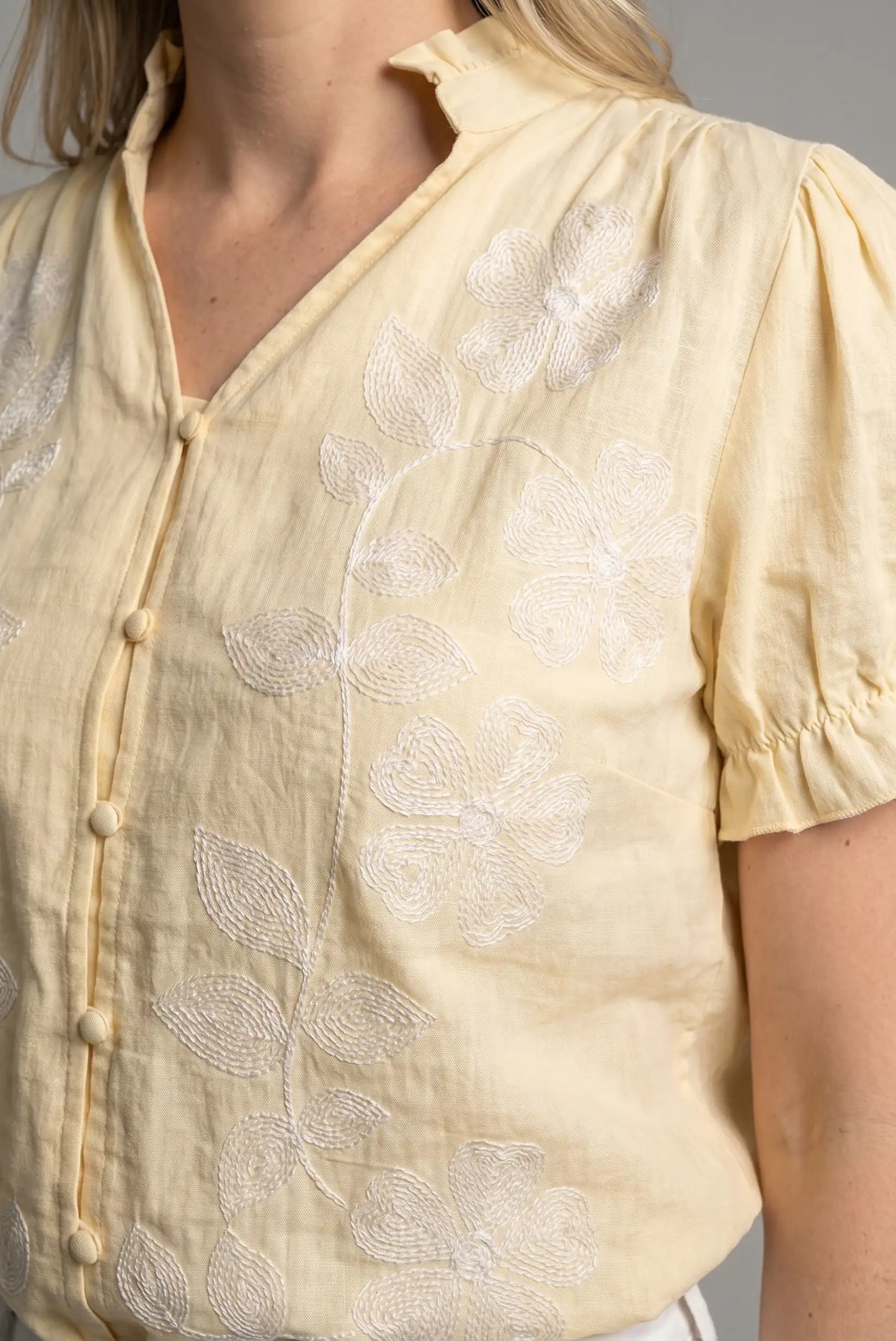 Camisa mujer amarilla manga corta con bordado floral blanco, estilo primavera casual