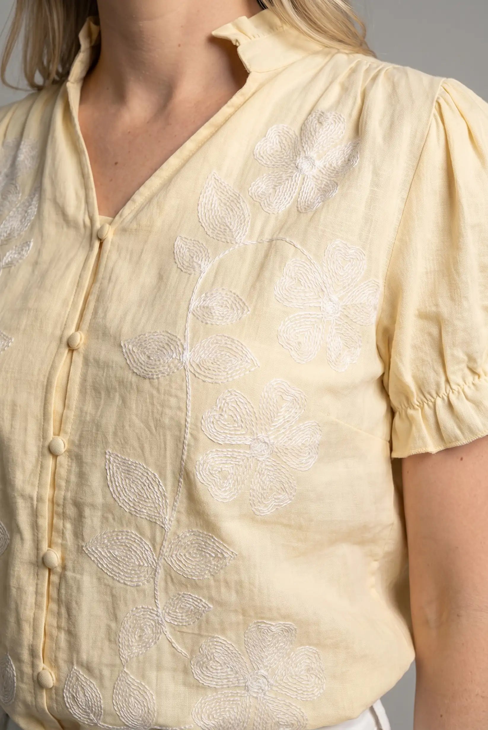 Camisa mujer amarilla manga corta con bordado floral blanco, estilo primavera casual