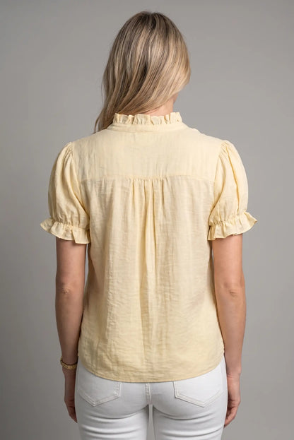 Camisa mujer amarilla manga corta con volantes, vista trasera, moda casual primavera