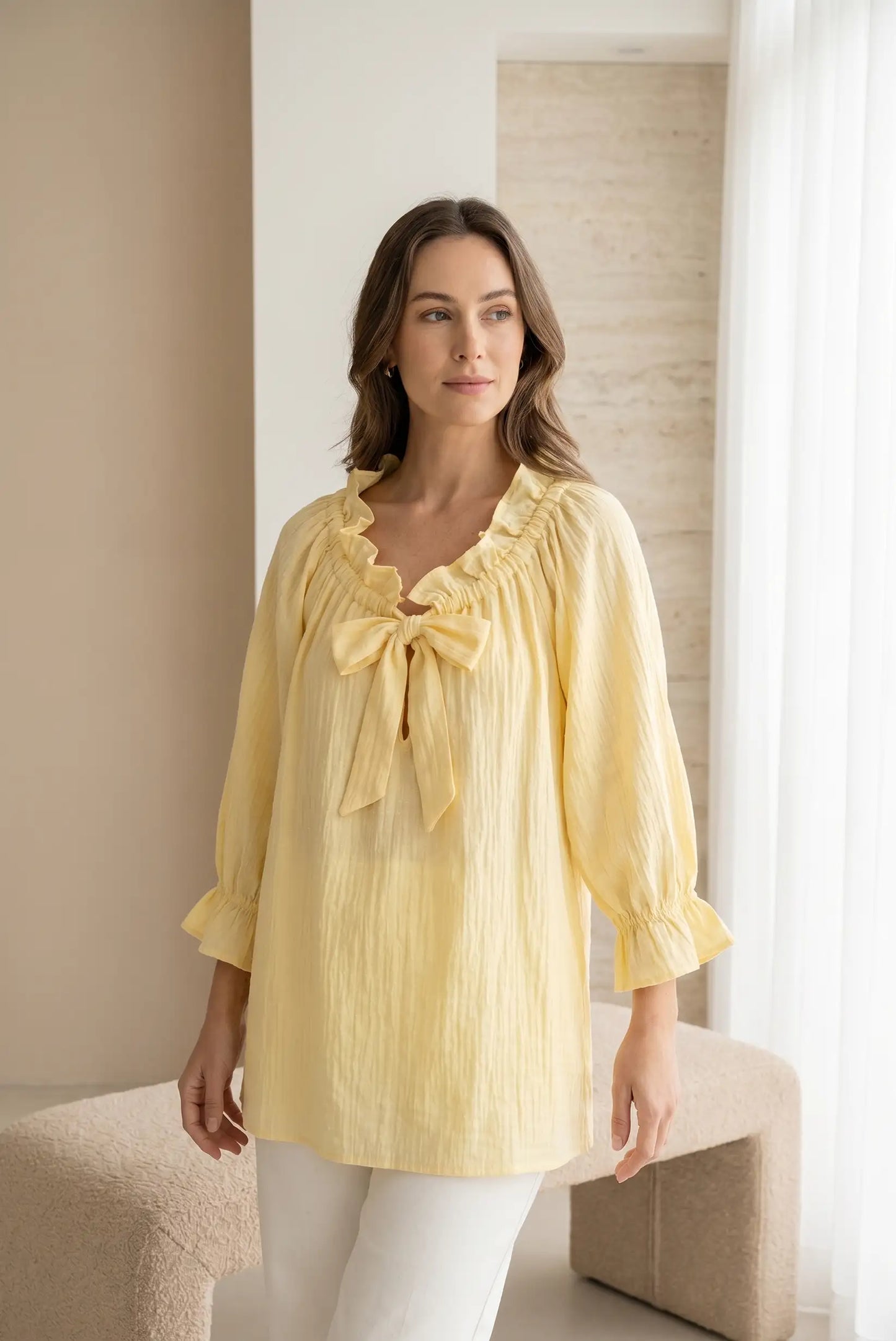 Camisa amarilla de mujer con manga francesa, volantes y lazo en el escote, estilo casual.