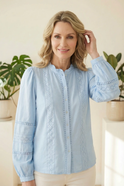 Mujer con camisa azul celeste bordada, moda femenina casual CHICA del Sur, fondo natural.