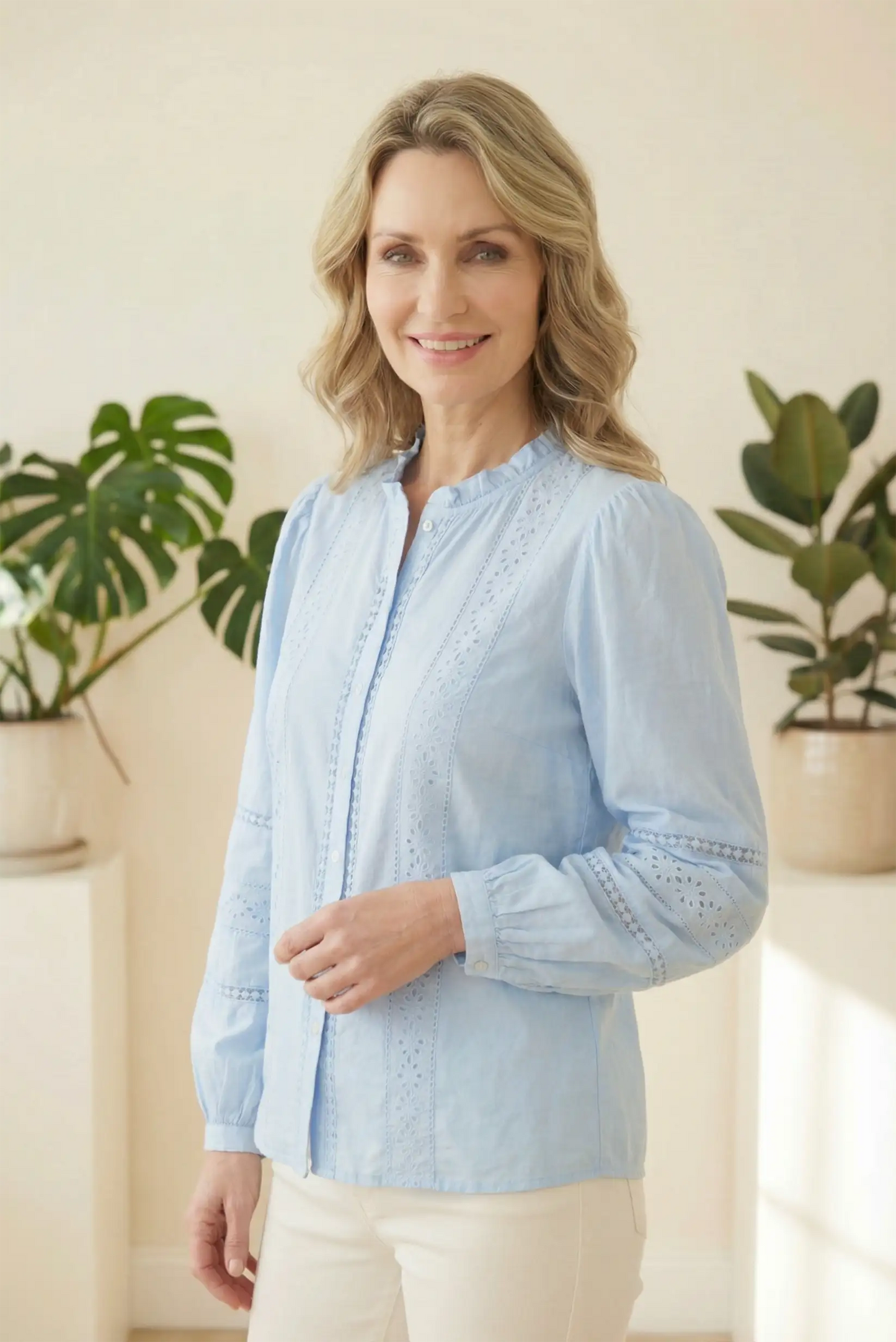 Mujer con camisa azul celeste bordada, look casual de primavera CHICA del Sur, plantas de fondo