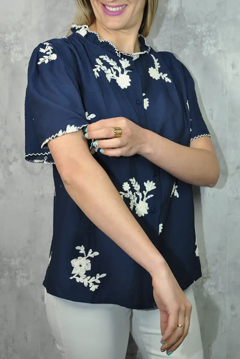 Camisa azul marino bordada con flores blancas – Estilo y frescura - CHICA del Sur