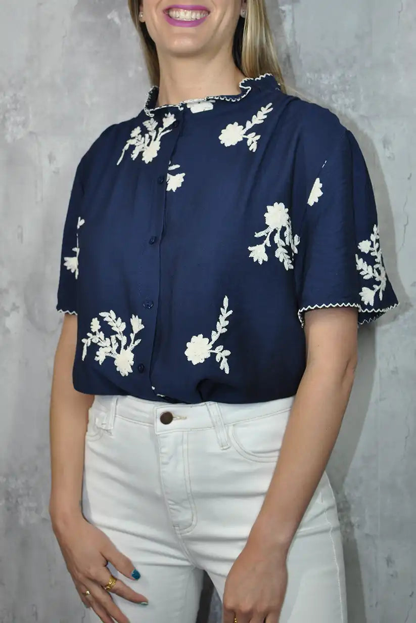 Camisa azul marino bordada con flores blancas – Estilo y frescura - CHICA del Sur