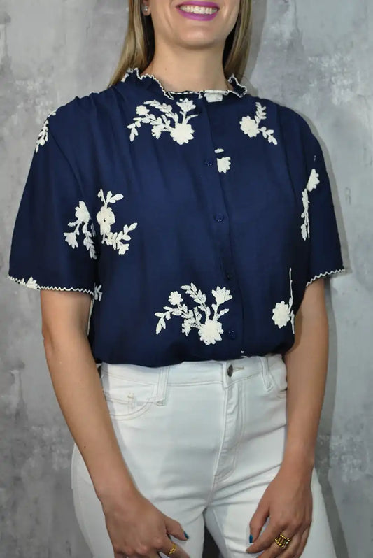 Camisa azul marino bordada con flores blancas – Estilo y frescura - CHICA del Sur