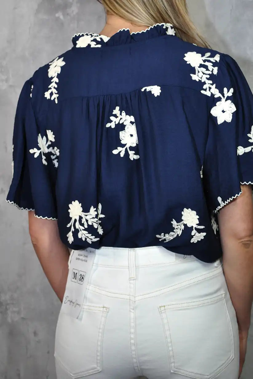 Camisa azul marino bordada con flores blancas – Estilo y frescura - CHICA del Sur