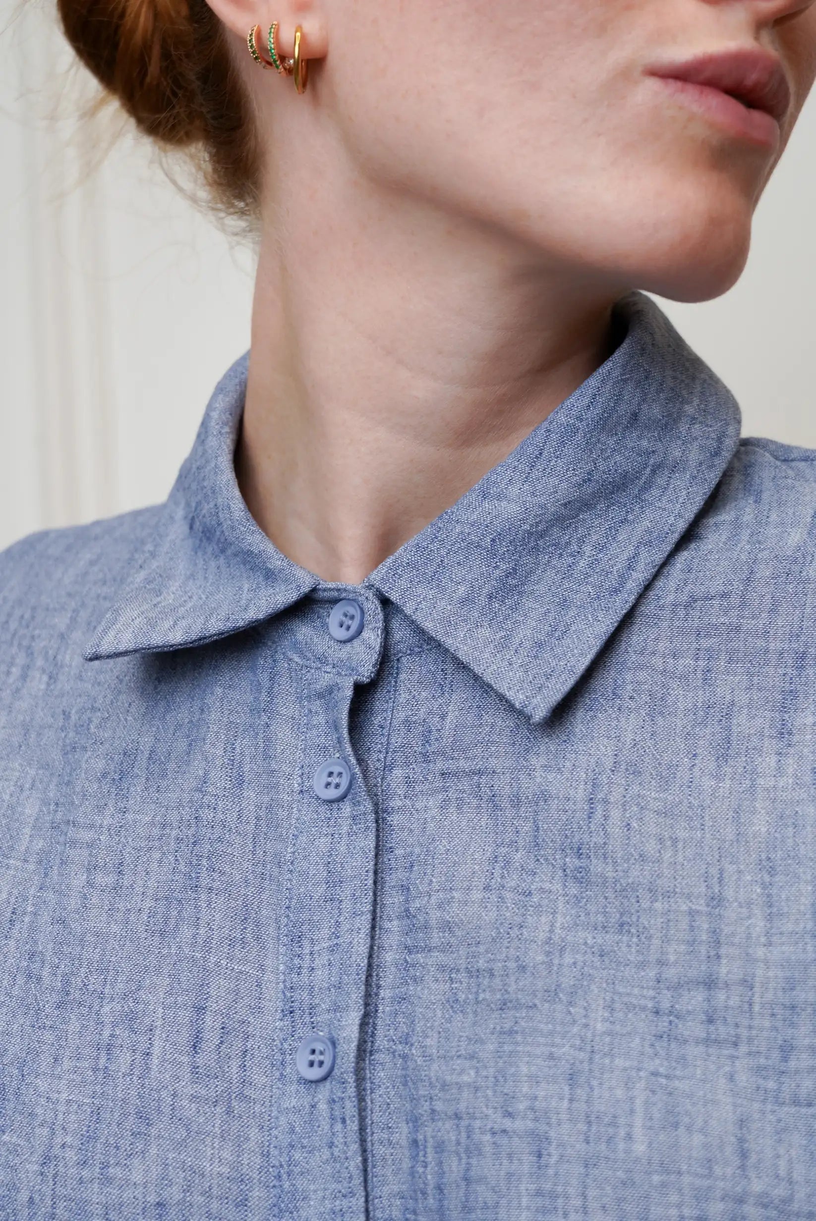 Detalle de camisa azul mujer, cuello clásico y botones, estilo casual primavera