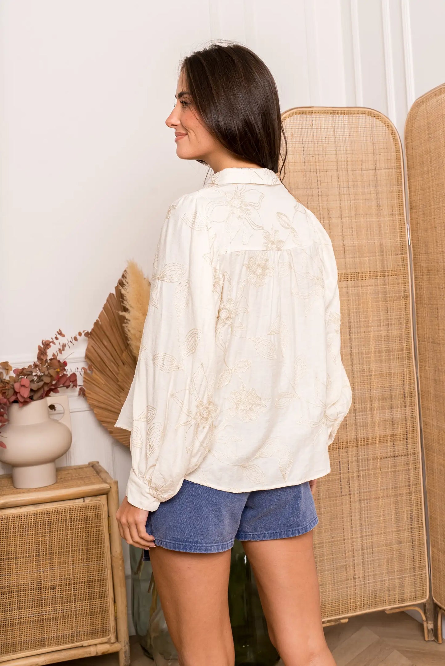 Blusa beige mujer con mangas abullonadas y bordados florales, vista trasera
