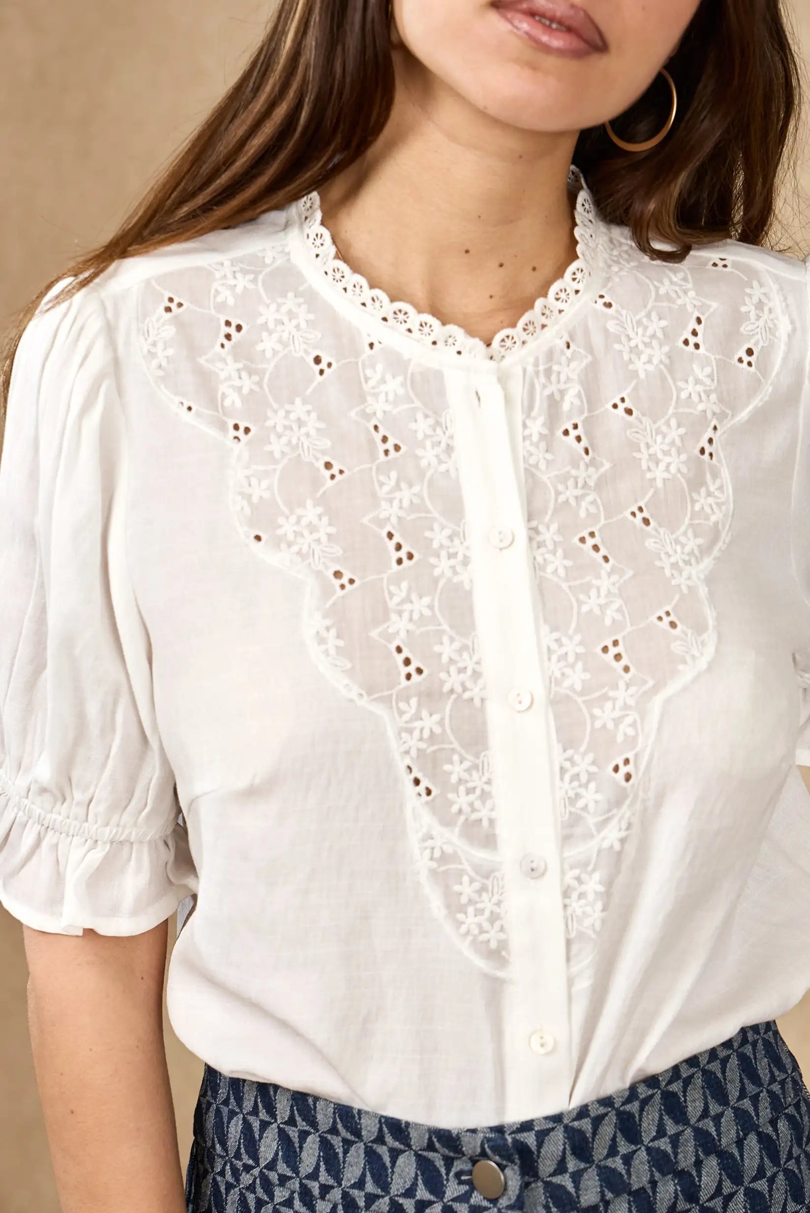 Blusa blanca de mujer con bordados florales, manga corta y detalles calados, estilo primavera.