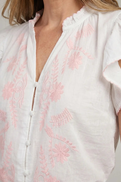Camisa blanca de mujer con bordados florales rosas, estilo primavera verano