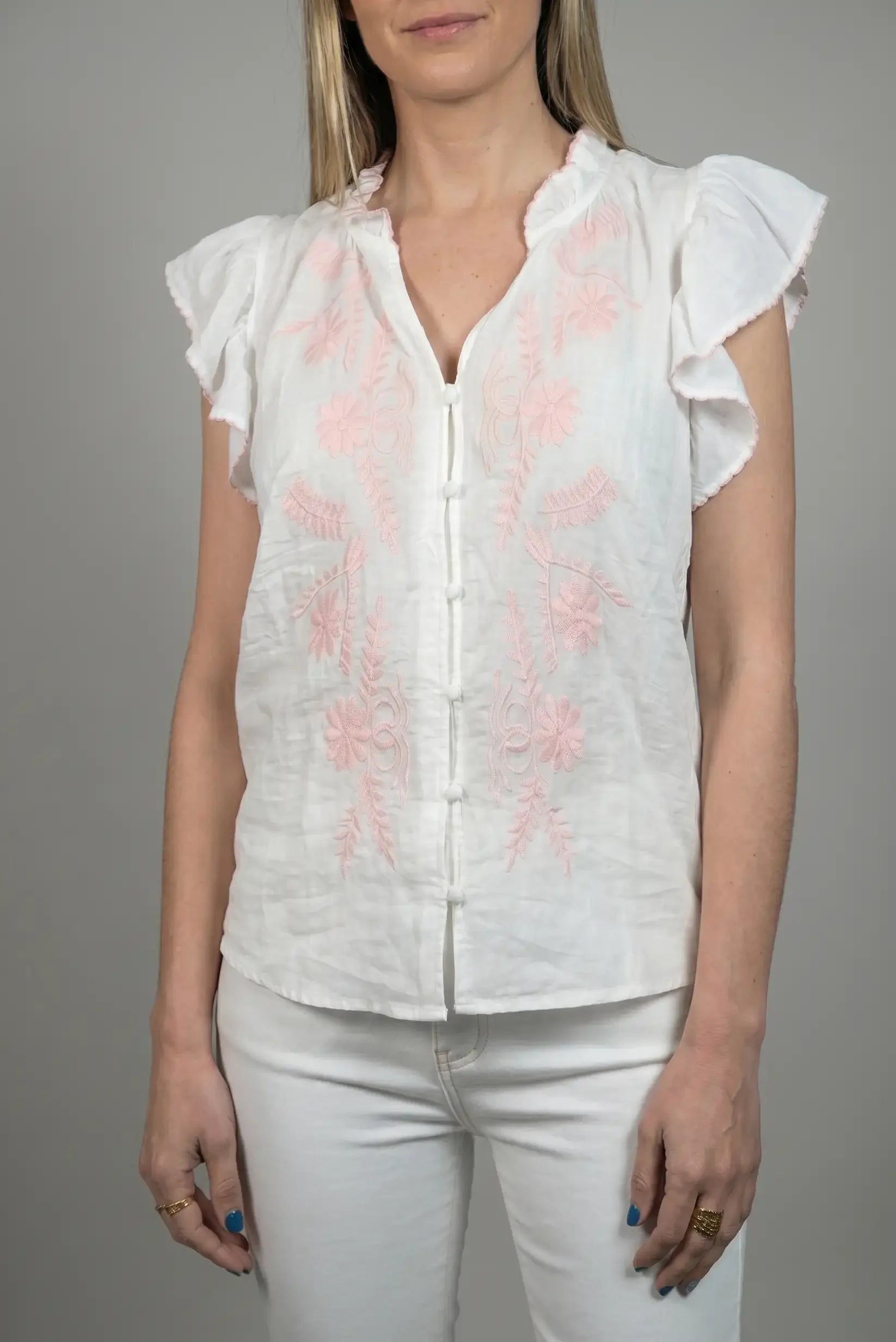 Camisa blanca de mujer con bordados rosas y manga corta, ideal primavera verano