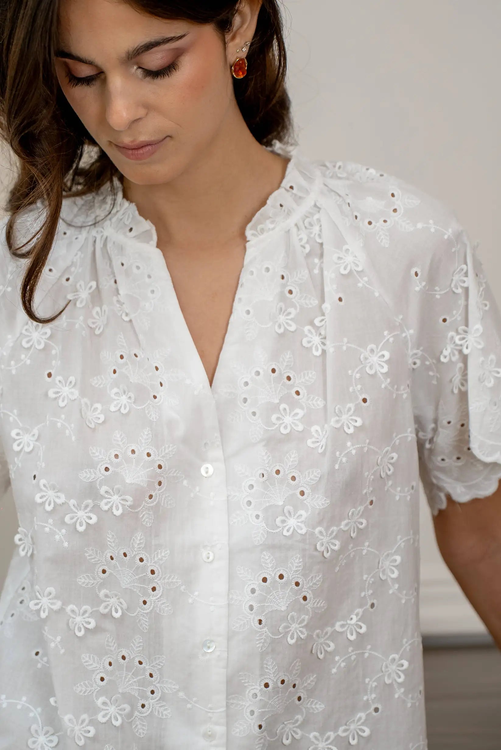 Camisa blanca de mujer manga corta con bordado floral, estilo casual primaveral