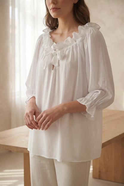Camisa blanca de mujer con manga francesa y volantes, lazo en el cuello, estilo casual elegante