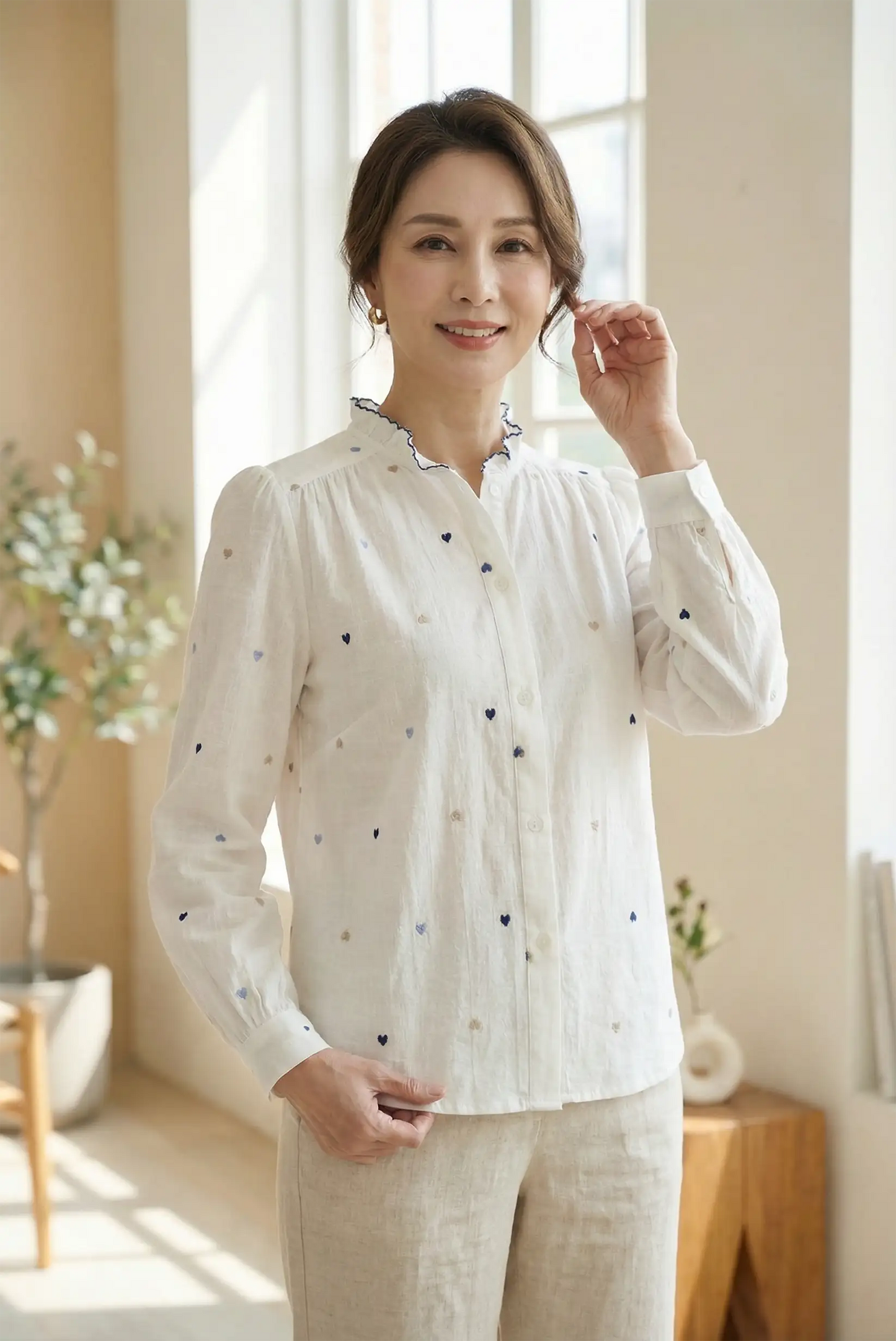 Mujer con camisa blanca de primavera estampada con corazones azules, moda femenina casual CHICA del Sur