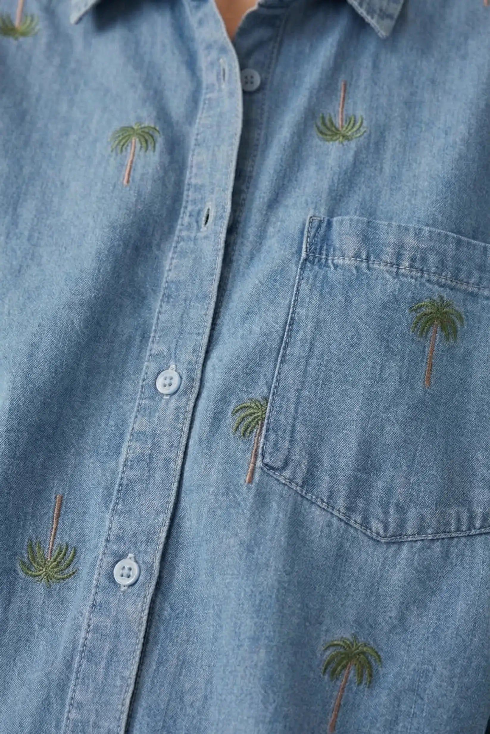 Camisa denim mujer con bordado de palmeras y bolsillo delantero, moda casual primavera.
