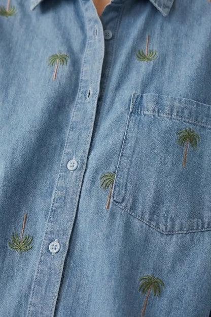 Camisa denim mujer con bordado de palmeras y bolsillo delantero, moda casual primavera.