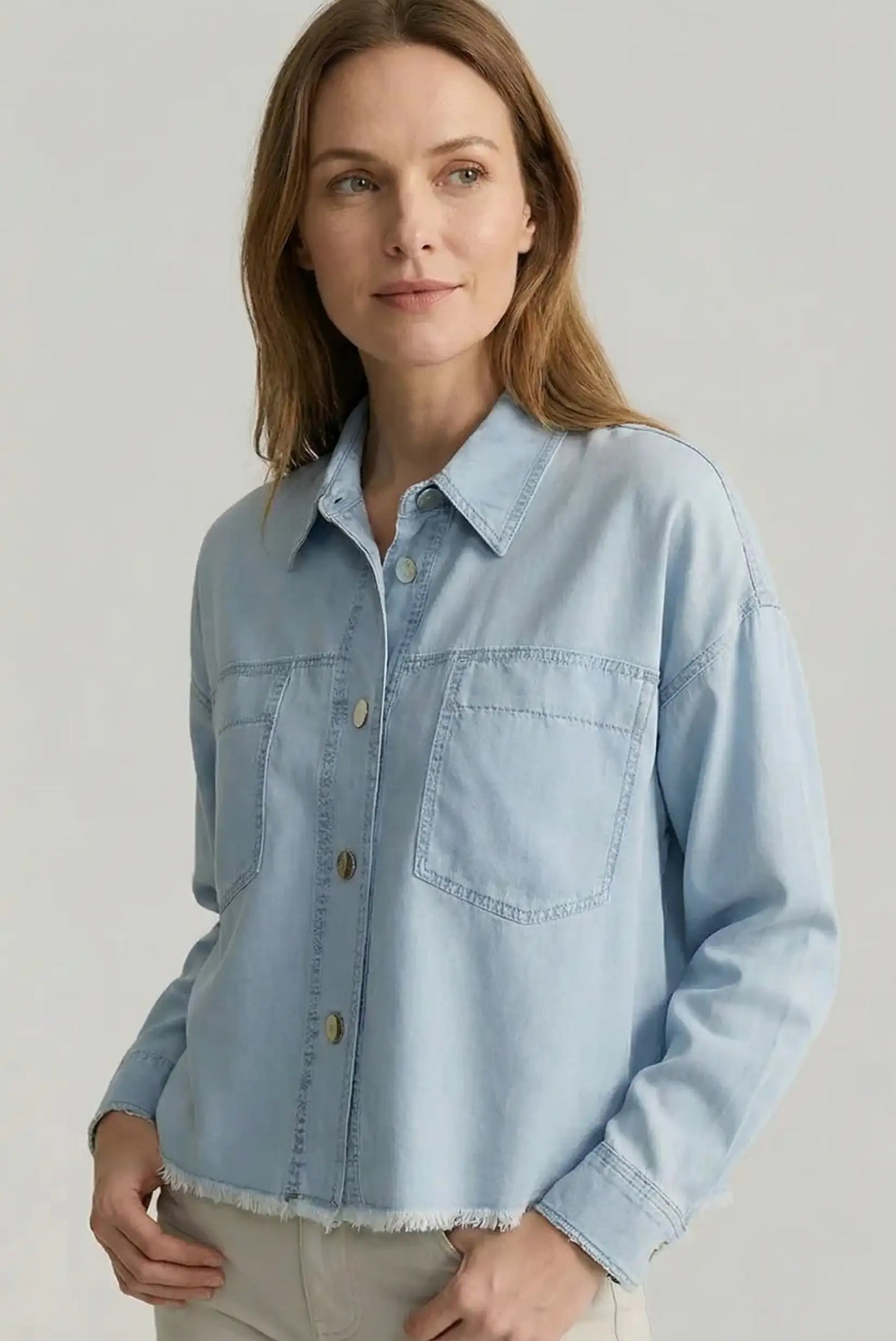 Mujer con camisa denim vaquera deshilachada azul claro, moda casual CHICA del Sur.