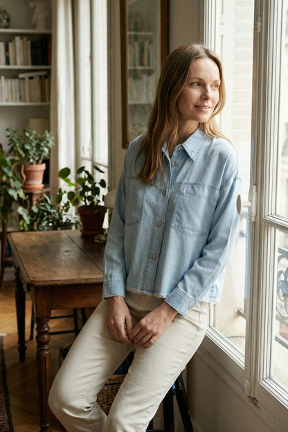 Mujer con camisa denim vaquera deshilachada primavera, moda casual CHICA del Sur