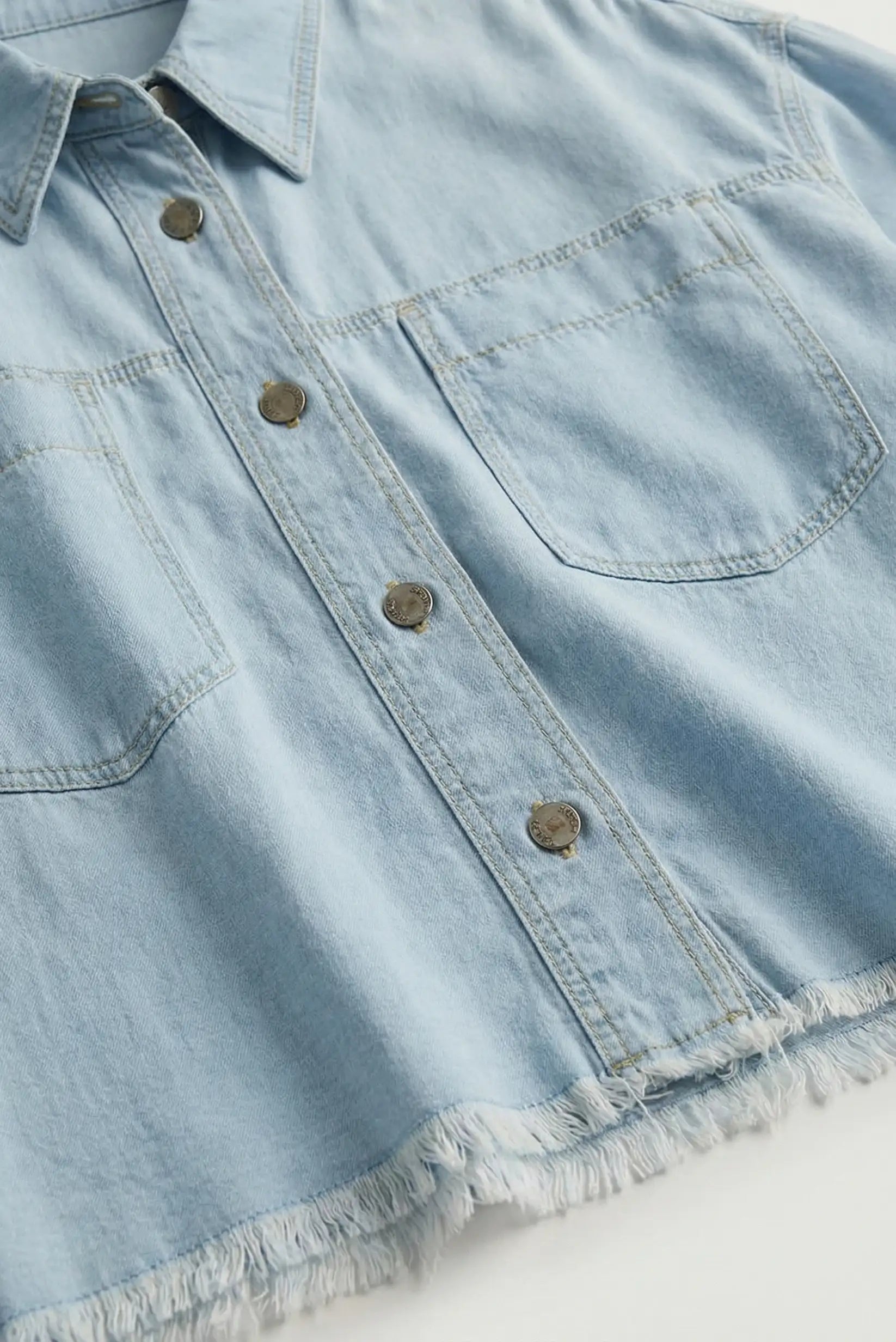 Camisa vaquera mujer denim azul claro con bolsillos y bajo deshilachado, CHICA del Sur