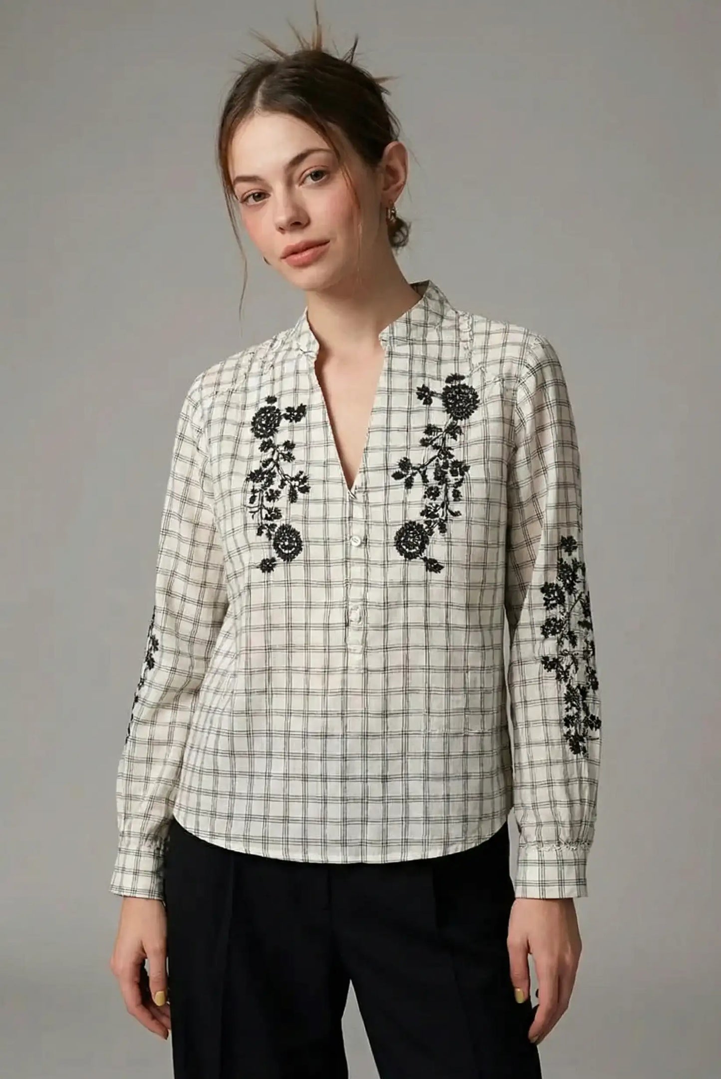 Camisa mujer gris de cuadros con bordados florales negros, moda casual CHICA del Sur.