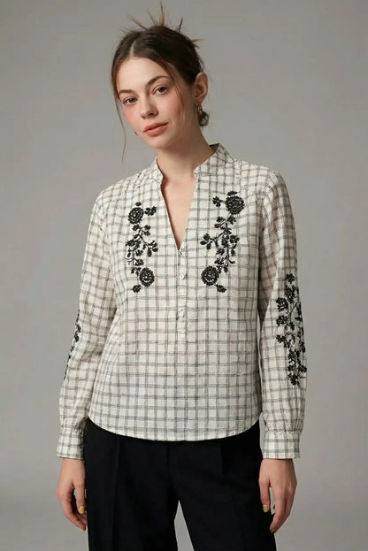Camisa mujer gris de cuadros con bordados florales negros, moda casual CHICA del Sur.