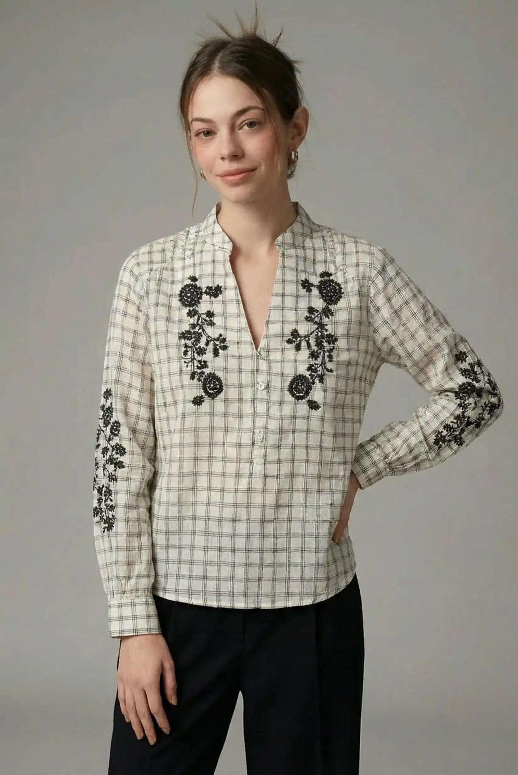 Camisa de mujer gris de cuadros con bordados florales negros, moda casual CHICA del Sur
