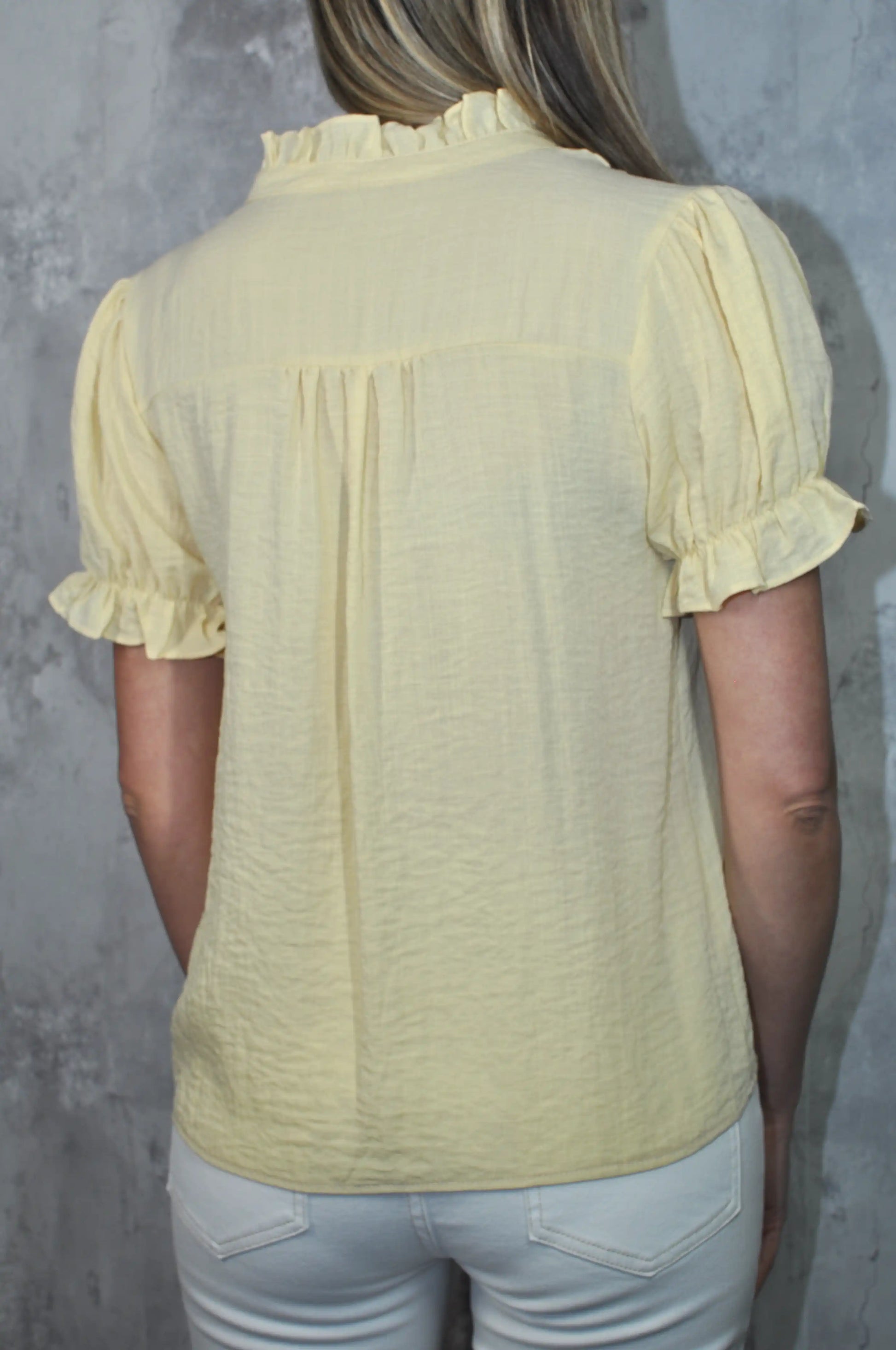 Camisa amarilla con bordado floral blanco – Luz y frescura en versión top - CHICA del Sur