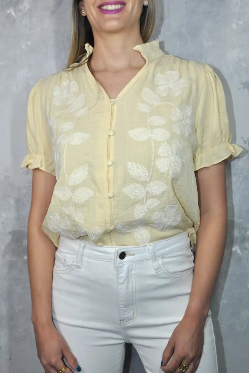 Camisa amarilla con bordado floral blanco – Luz y frescura en versión top - CHICA del Sur