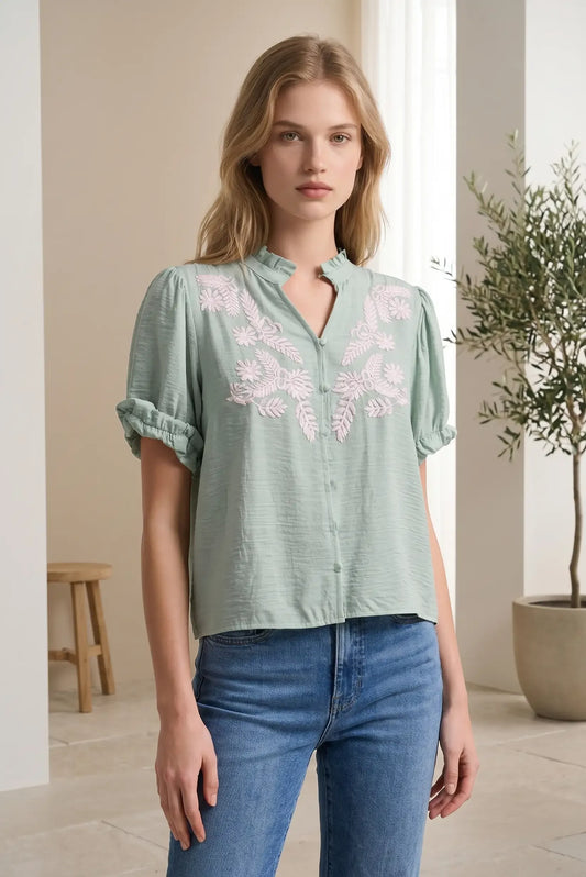 Camisa mujer verde menta manga corta con bordados florales, estilo casual