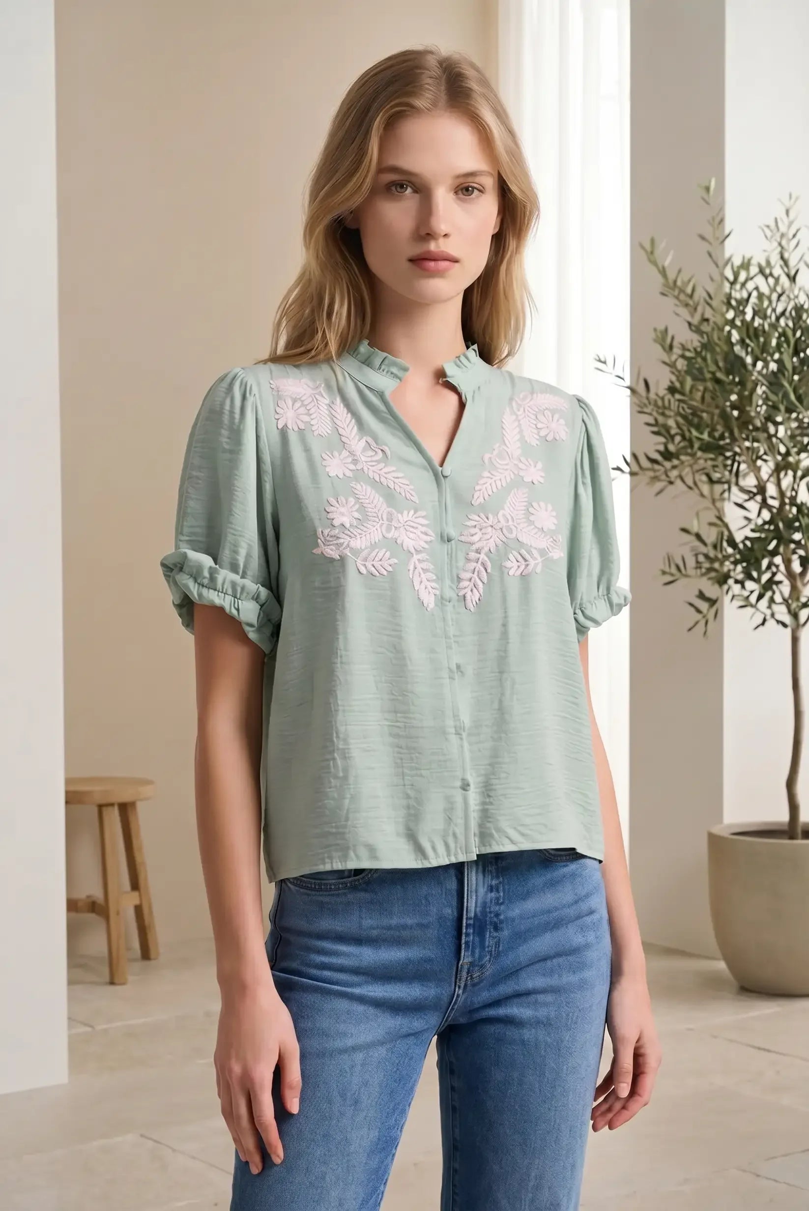 Camisa mujer manga corta verde menta con bordados florales blancos, estilo casual