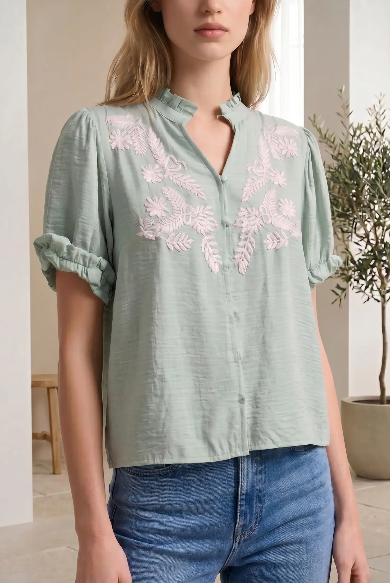 Camisa mujer verde menta manga corta con bordados florales, estilo casual