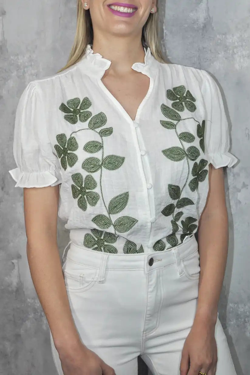 Camisa blanca con bordado floral verde oliva – Natural, fresca y con encanto - CHICA del Sur