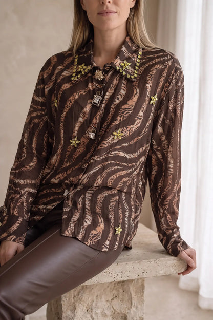 Camisa de mujer animal print marrón con pedrería dorada de CHICA del Sur