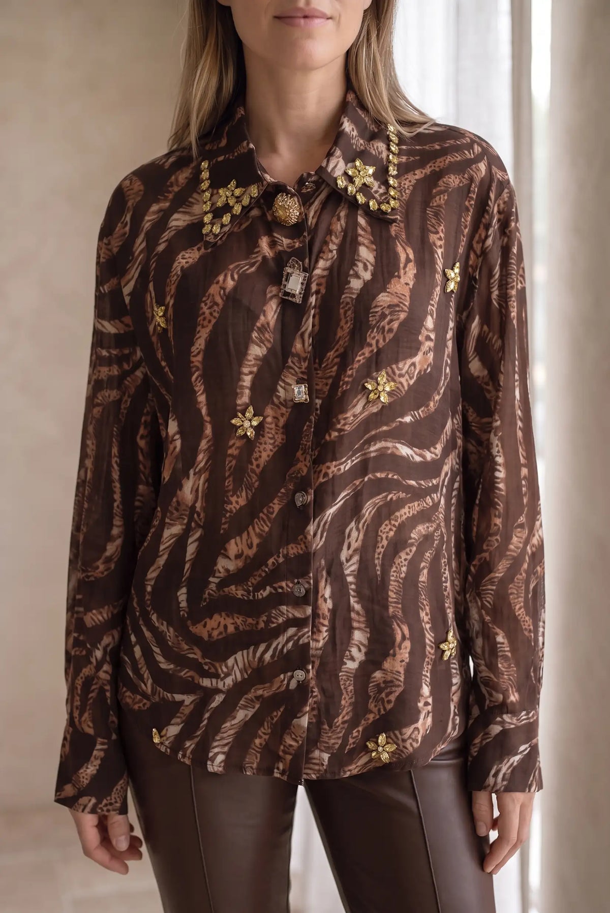 Camisa de mujer CHICA del Sur con animal print marrón y detalles de pedrería dorada
