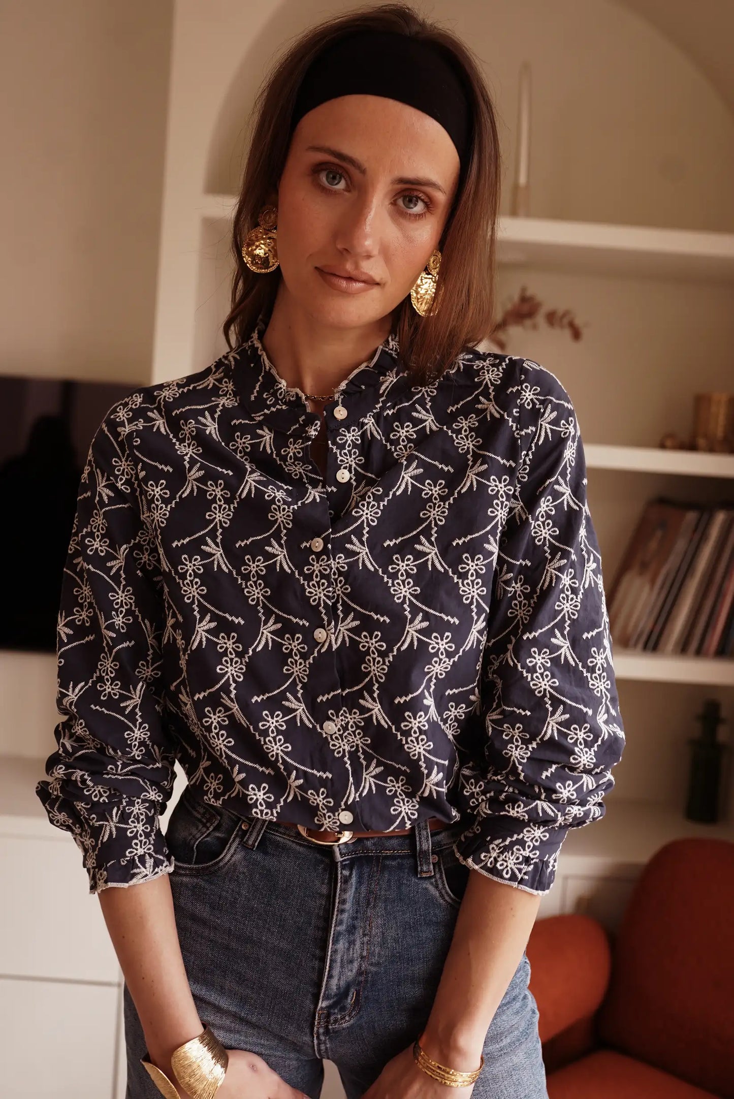 Camisa mujer estampado floral blanco sobre fondo azul marino, manga larga, cuello botones, ideal para moda femenina