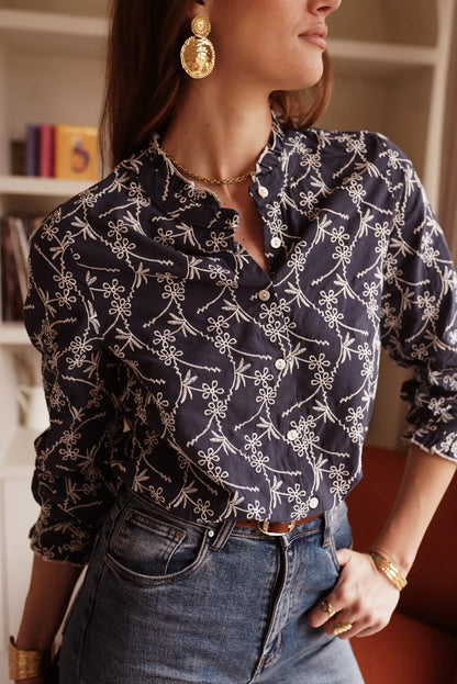 Blusa bordada con flores blancas, jeans y accesorios dorados para mujer