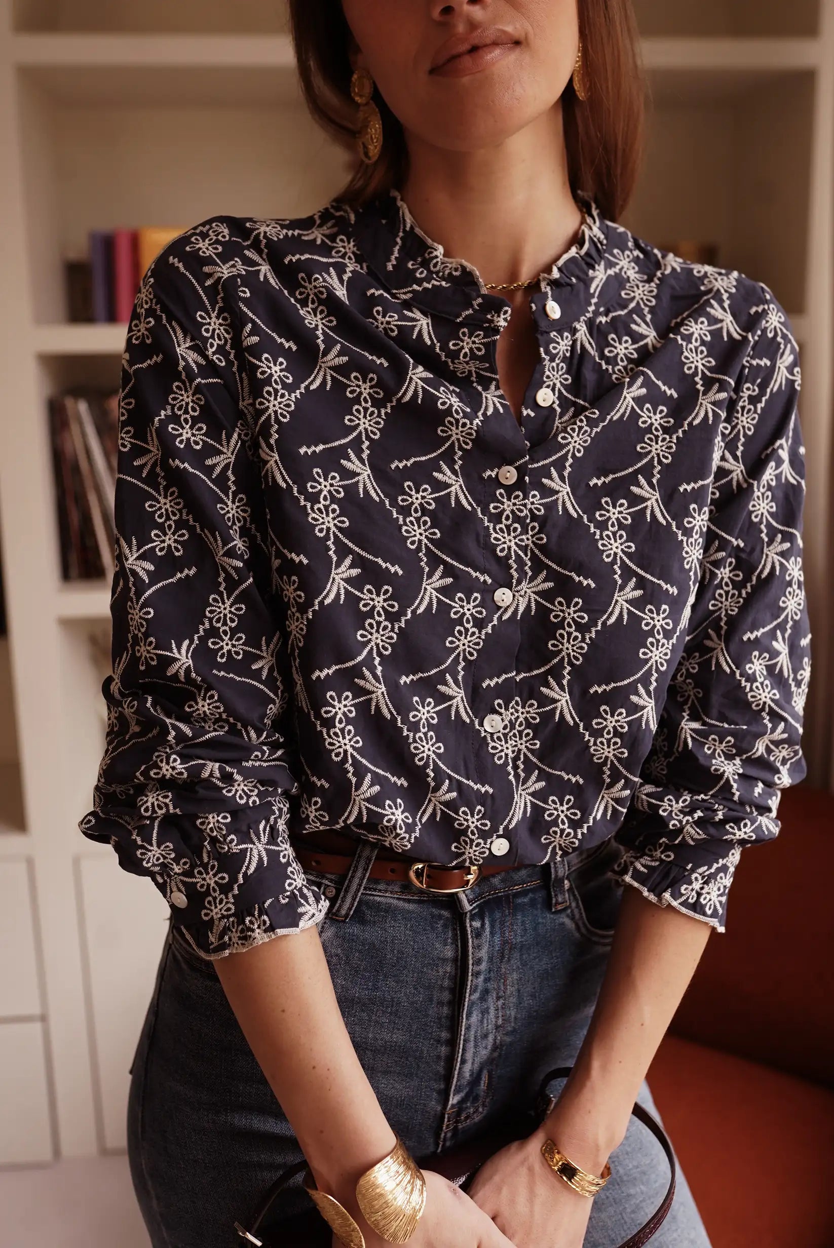 Blusa estampada floral con botones y jeans, ideal para moda femenina casual y elegante