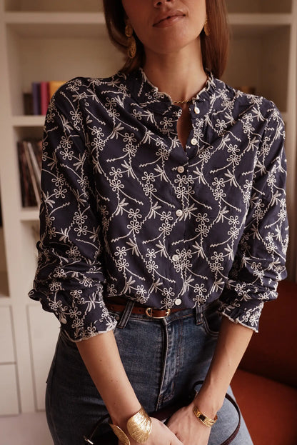 Blusa estampada floral con botones y jeans, ideal para moda femenina casual y elegante