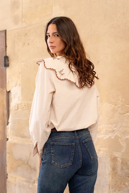 Camisa Beige Mujer con Bordados Florales y Cuello Babero Algodón - CHICA del Sur