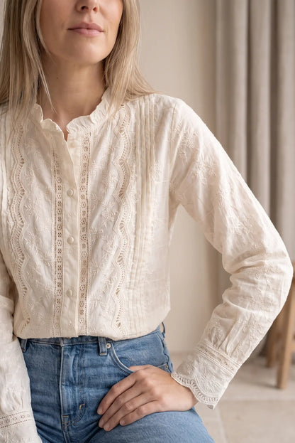 Blusa blanca con bordados y encajes, ideal para moda femenina casual y elegante